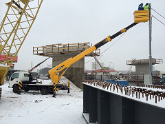 Японская автовышка обслуживает линию электропередач